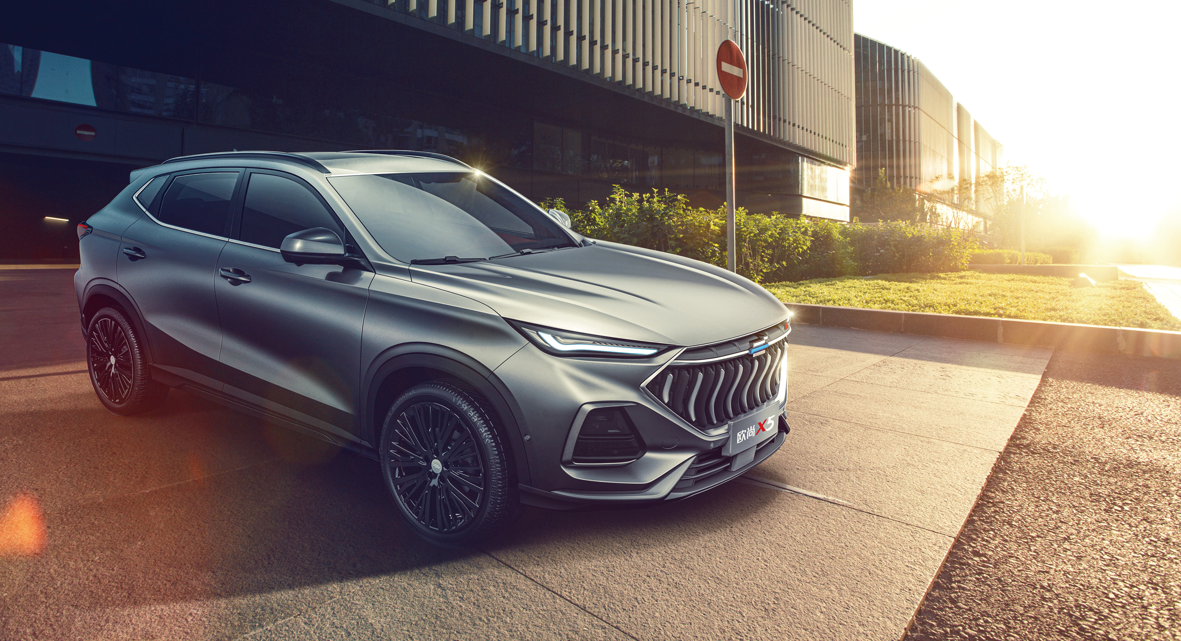 聚焦2020重庆车展,长安欧尚x5全球首秀,造型动感直指年轻!-水滴汽车