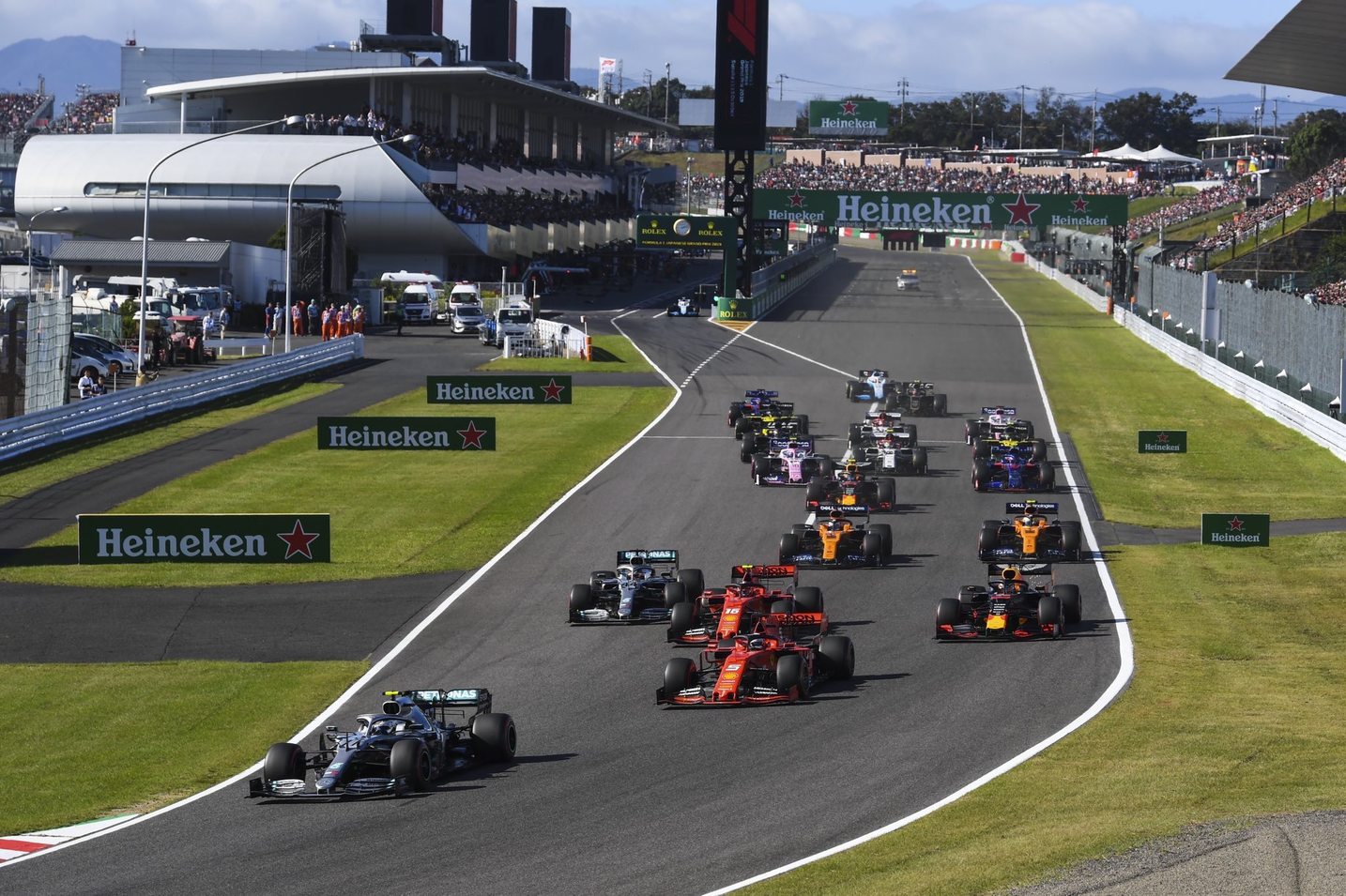 梅奔车队提前四站比赛获得2019年车队制造商冠军,这也是梅奔车队连续