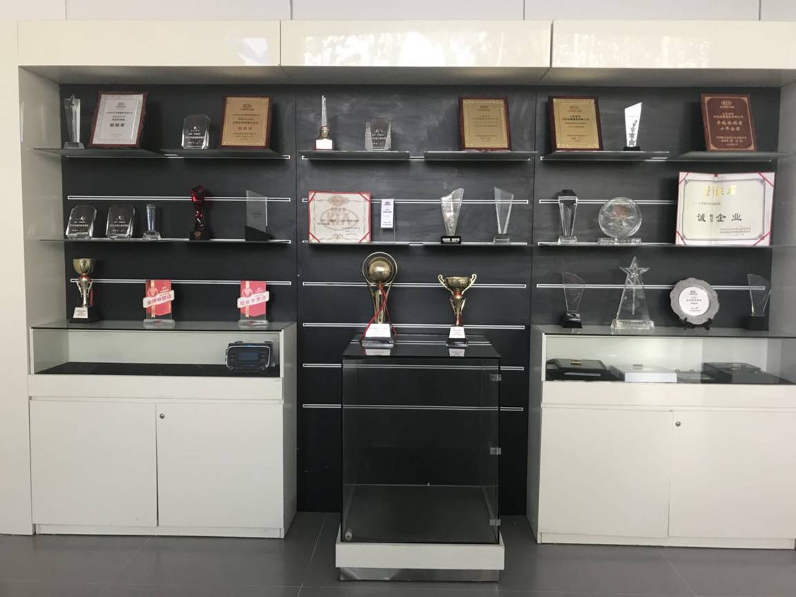 虽然是新店,但2005年开业的老资历让山东安华的荣誉墙显得满满当当.