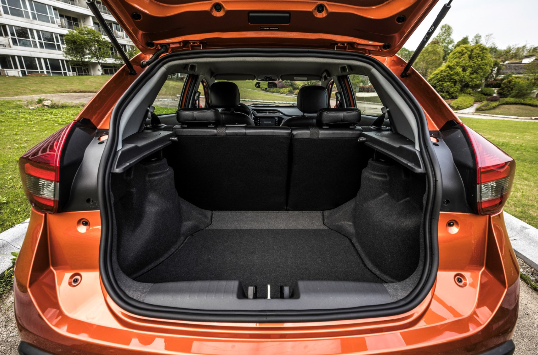 1760mm宽度,2555mm轴距,以及超大可变420l后备箱空间,驾乘空间还是很