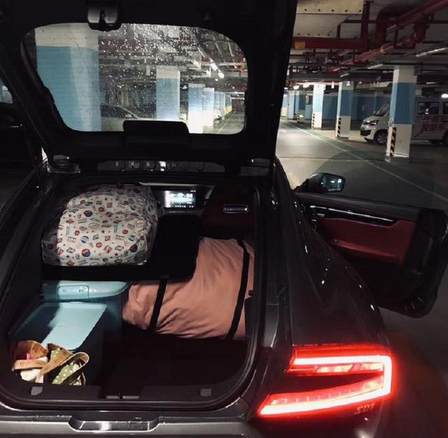 当初考虑零跑的时候,因为平时出行就两个人(我和女友),所以对于后排