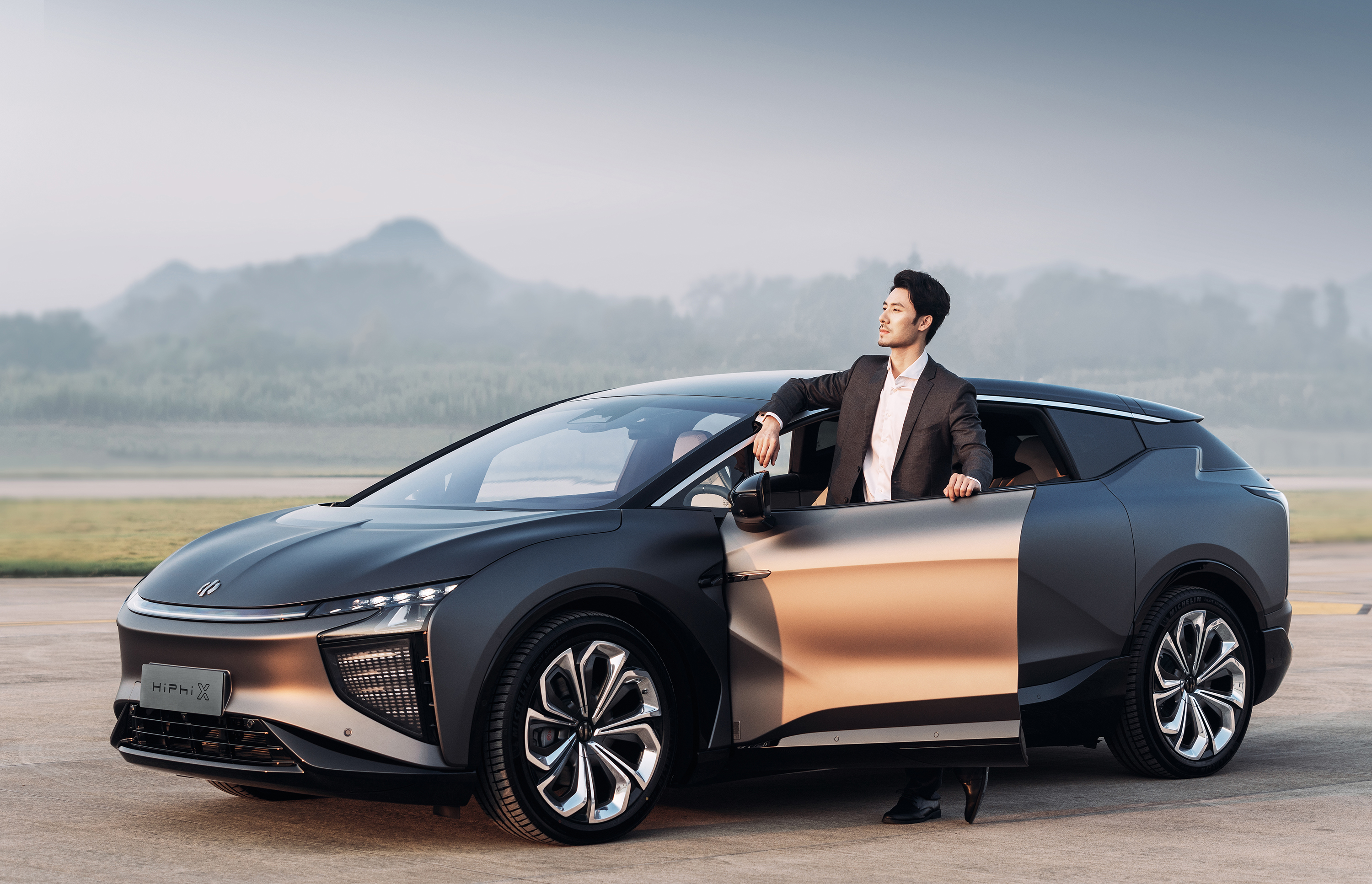 划时代智能电动车高合hiphix创始版破晓上市售价80万元