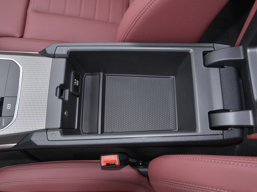 中央扶手箱开口够大够方正但深度一般,容积比较大,内置usb接口.