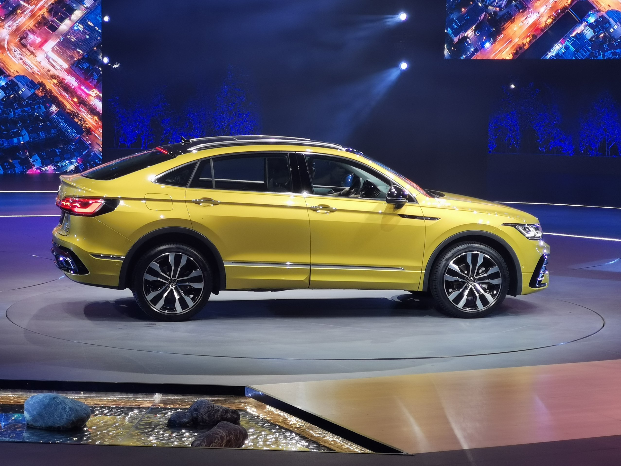 溜背轿跑suv上汽大众途观x上市2459万起