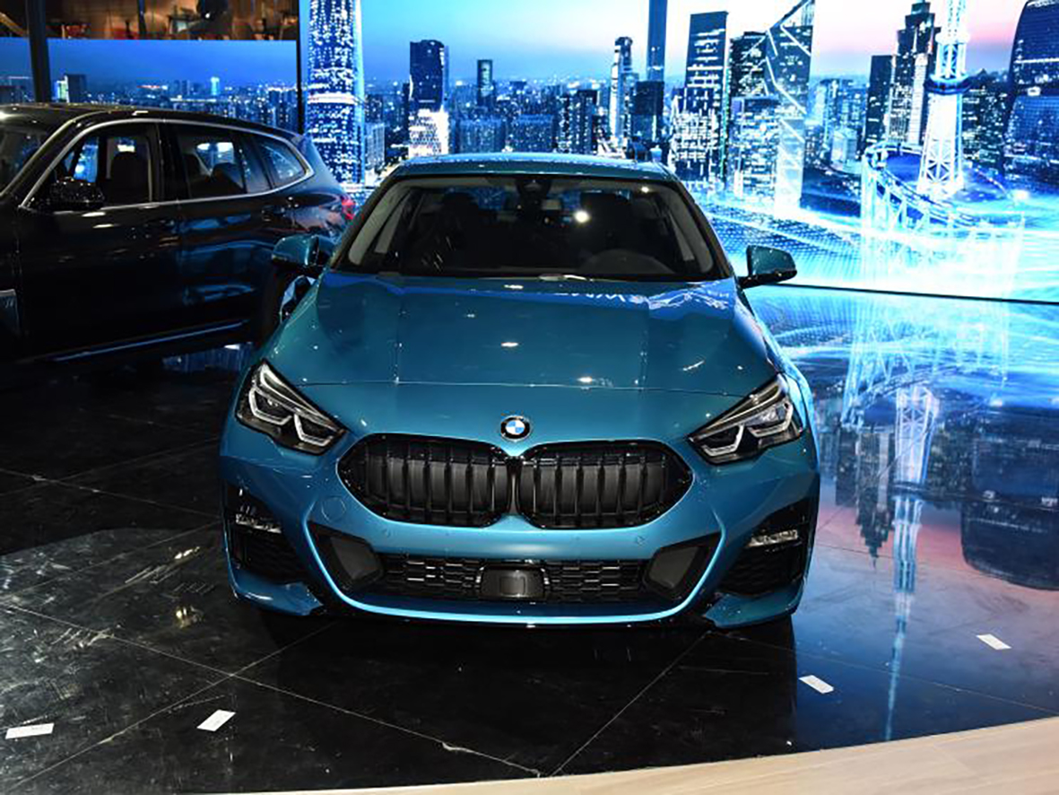 宝马2系四门轿跑广州车展开启预售27万能干赢奔驰gla吗