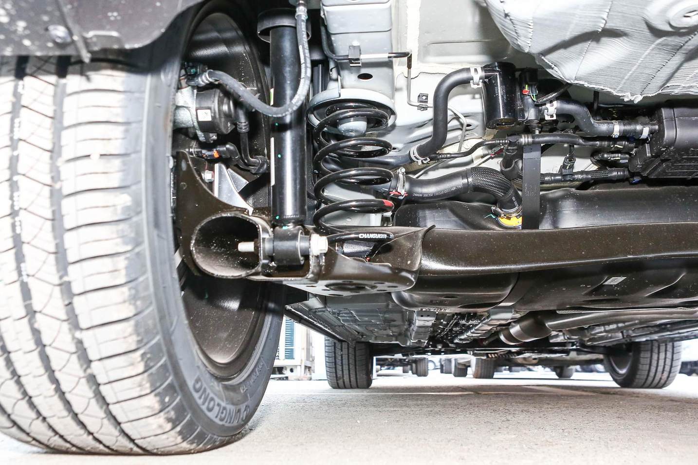 因为这款欧尚x5的运动定位,所以底盘调教是偏硬的.