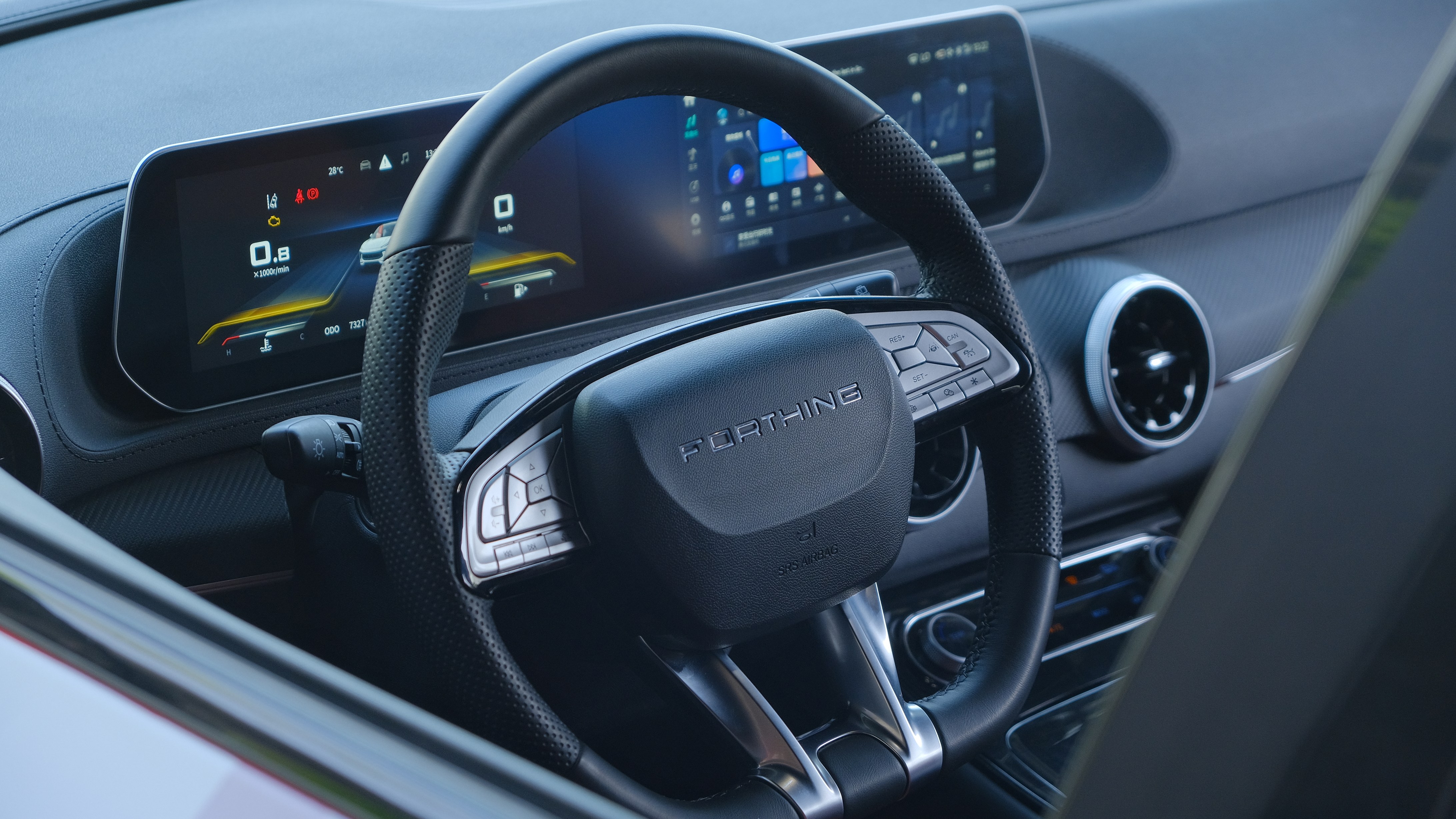 试驾东风风行t5evo应用全新狮标外观酷炫配三菱15t发动机