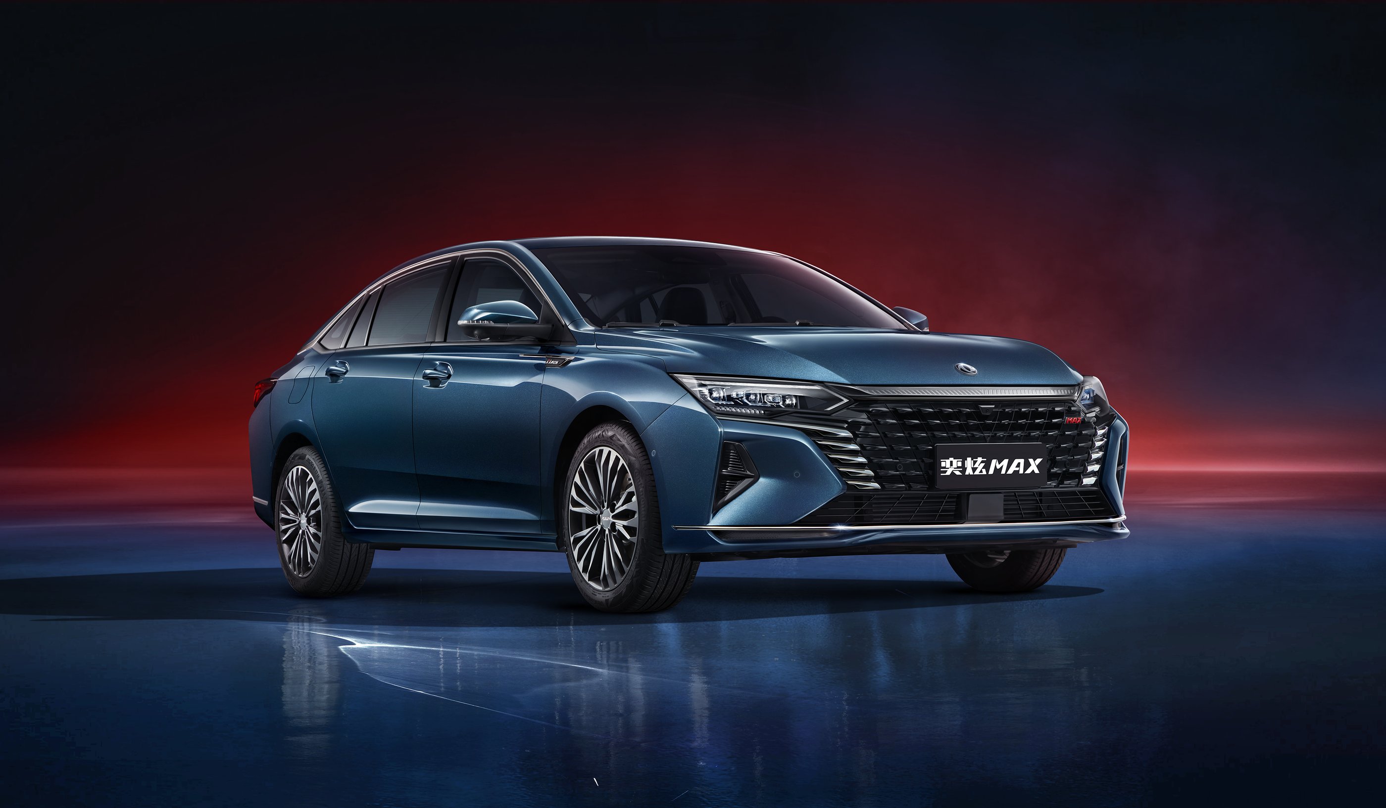 要做家轿的先行者,赛道级宽体家轿风神奕炫max"膨胀"了?-水滴汽车