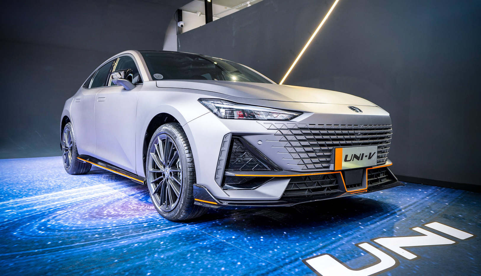 解码长安uni系列首款运动轿车uni-v-水滴汽车