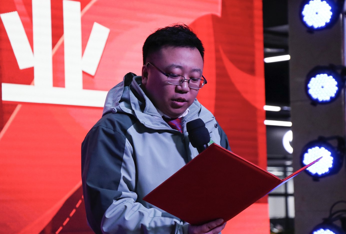 世代车城党支部书记邢斌先生在致辞中表示，世代车城所有股东都是80后