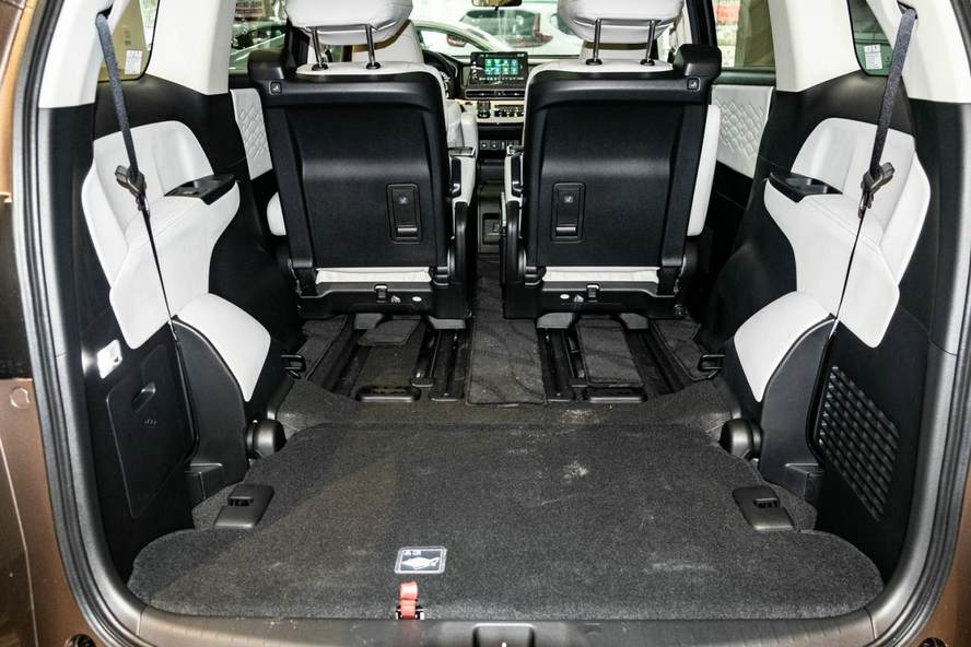 不过,得益于整体座椅用料的提升,我觉得新款艾力绅第三排的舒适性同样