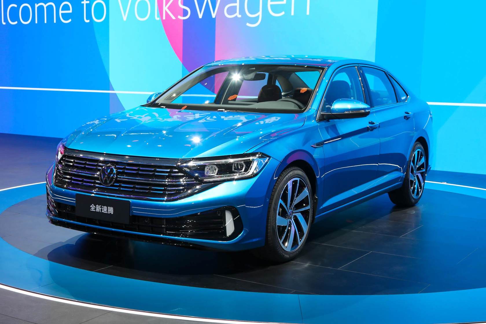 作为新增的车型,新车在外形方面并无变动,前脸采用的是大众家族化的