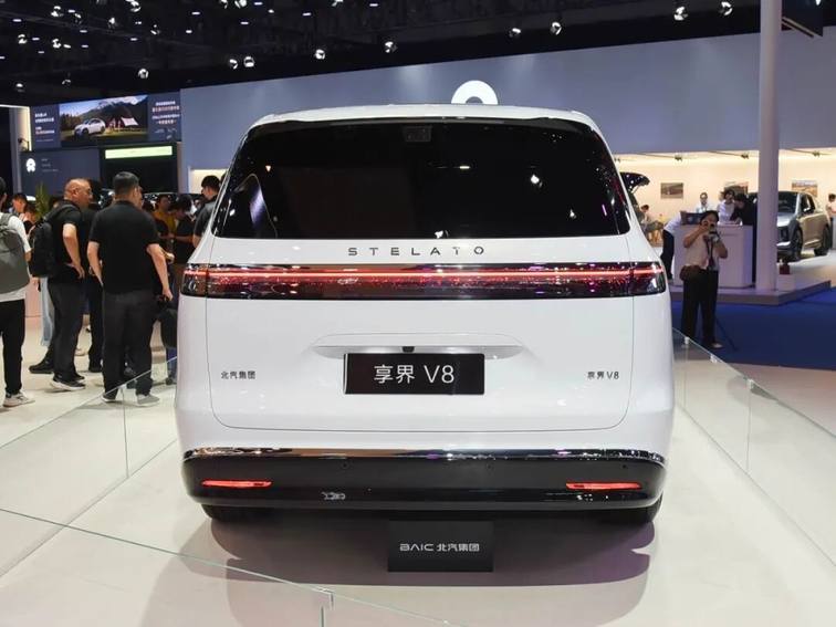 【E汽车】享界V8首发亮相