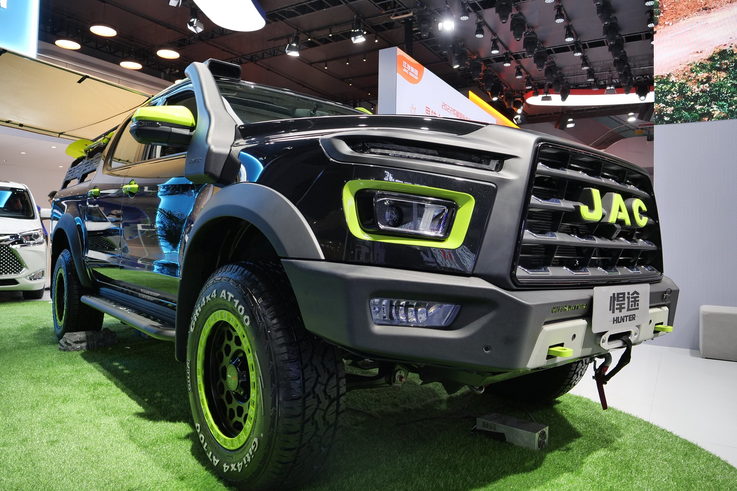 悍途绿魔版:时尚颜值与硬核实力兼具,引领越野皮卡新风范-水滴汽车